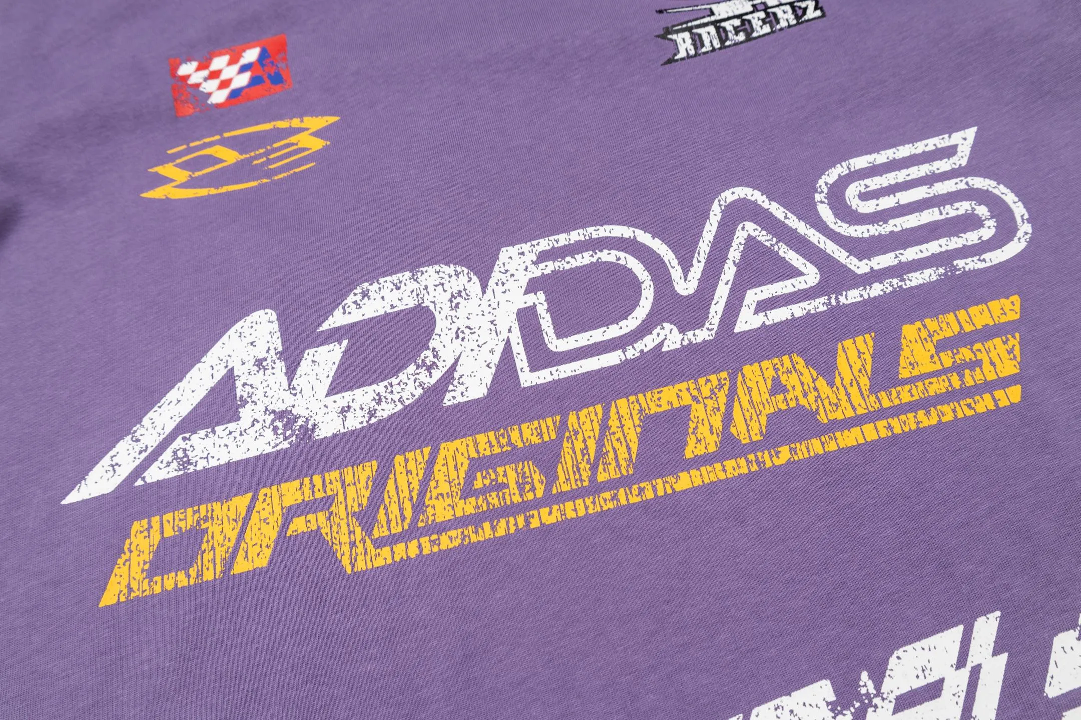 Adidas Clover MOTOSeries short sleeves, low saturation taro purple color, same style loose fit for men and women, pure cotton material is light and breathable, super comfortable for daily wear! The all-over printing with racing elements, clover logo + letter pattern, retro and street feel, looks great when worn as a layer or alone✨. The small high collar design, paired with overalls and Skate Shoes, can easily achieve American street style, and it is also great for couples! Fashionable and comfortable at the same time, don’t miss it if you like racing style. Style number: A 194# Color: Black Purple Size: S M L XL XXL